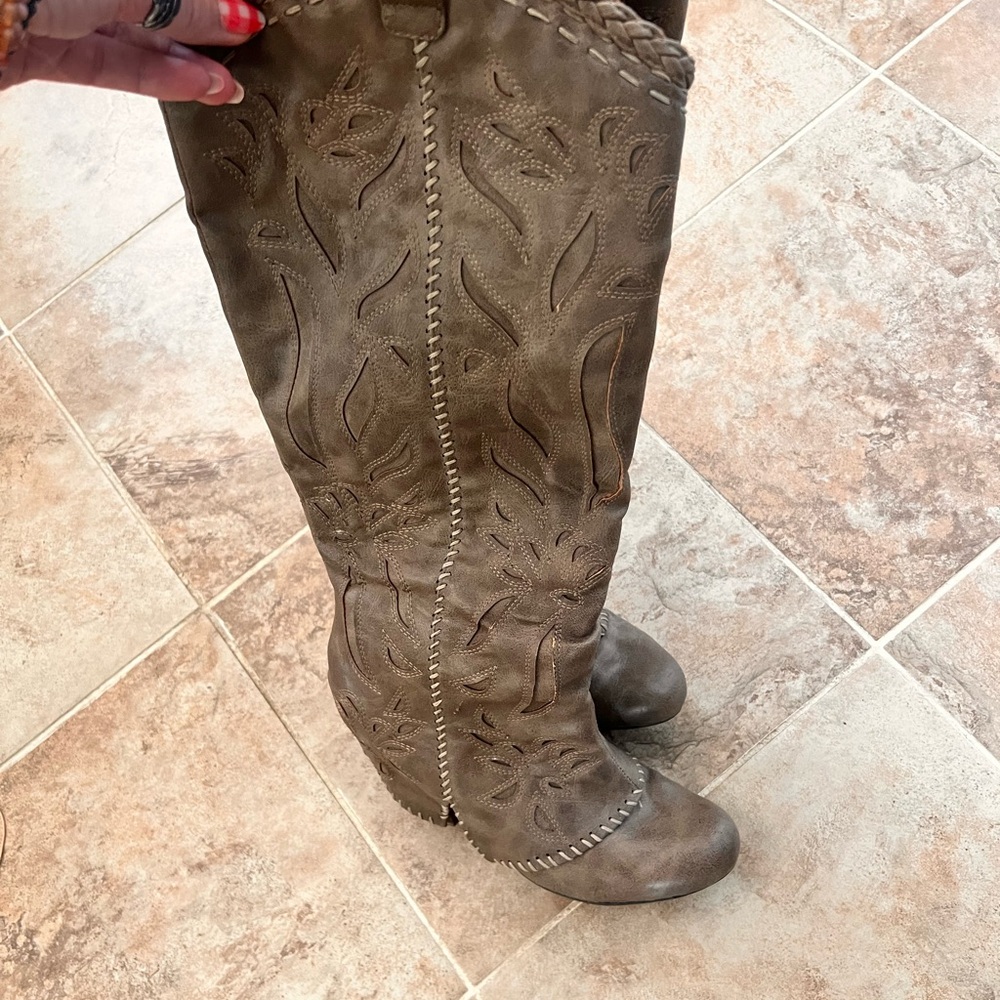 Absolutely stunning tooled knee high boots lightly worn. These will go fast!!